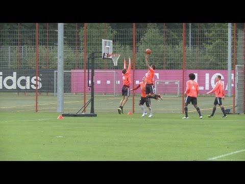 FC Bayern: Basketball mit Air Mandzukic und Shaq(iri)-Attack