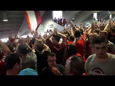 Südkurve München singt sich vor dem Block ein / Fc Bayern-Stuttgart