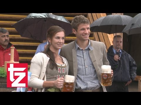 FC Bayern auf der Wiesn 2016: Thomas Müller tanzt aus der Reihe